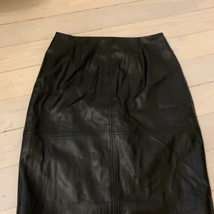 Dante 6 skinn kjol - Skinn kjol från Dante 6. Knappt använd. Storlek 36