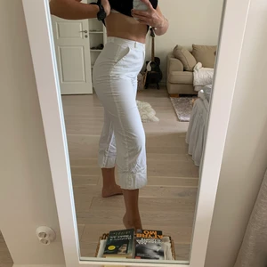 Vita höga byxor  - Såå fina höga byxor som dessvärre är lite väl tighta på mig. ⭐️