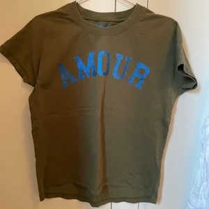 Zadig t-shirt!🥰 - Säljer min så snygga Zadig t-shirt då den inte kommer till användning tyvärr! Köpt i höstas. Den är i storlek 16 år o sitter som en S fast i längden är den mer som en xs!💗 Nypris 699kr💕 budgivning i kommentarerna, frakten ingår inte i priset!! KÖP DIREKT FÖR 345kr inkl frakt