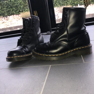 Dr Martins st 37 - Dr Martins skor använda 2 gånger pga för små. Dr Martins som ser helt oanvända ut då de bara används två gånger i Max 1 timme. Original pris 2500 säljs för 1500