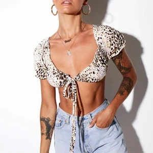 Motel Rocks Short Sleeve Leopard Top  - Supersnygg topp, aldrig använd för har inte haft något bra tillfälle till att ha den tyvärr. Prislapp kvar. Köpare står för frakt! 
