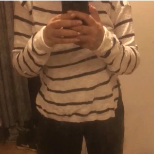 Randig Tröja - Använd några enstaka gånger (2-3) men har så många likadana tröjor så bestämde mig för att sälja denna. Budgivning om fler är intresserade men annars först till kvarn 