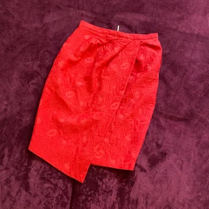 Kjol - Fin röda kjol som klädde 2 ggr. Bra märke och kvalite