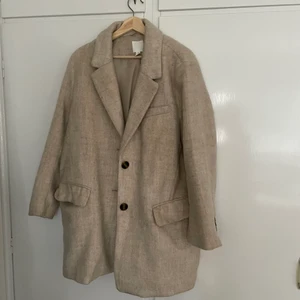 Beige kappa  - Beige kappa från HM, storlek L för en mer oversize fit. Men passar alla storlekar där emellan 