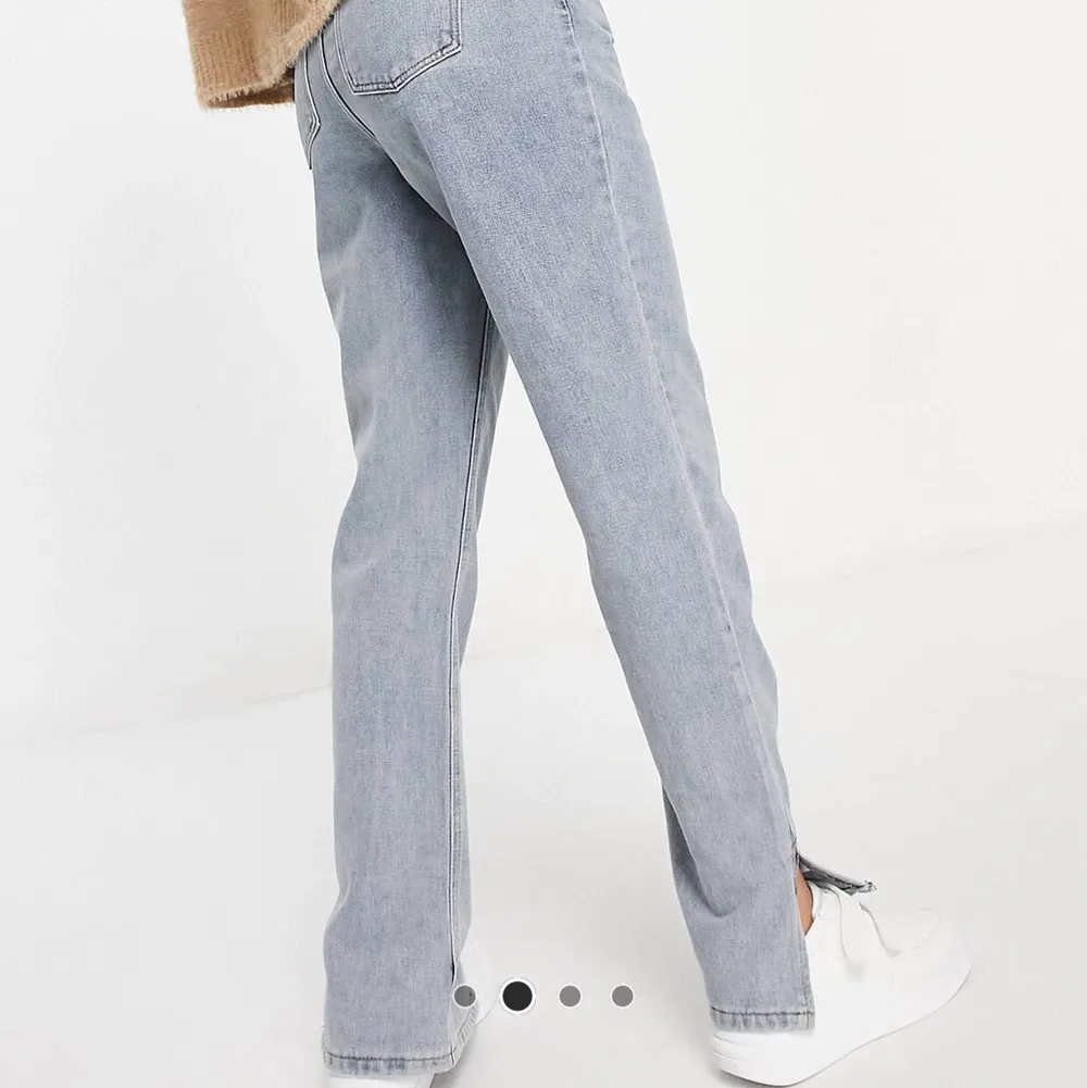 Sjukt snygga jeans från missguided! Raka i passformen med slits, säljs för 200kr + frakt. Pris kan diskuteras. Självklart kan fler bilder skickas vid begäran.. Jeans & Byxor.