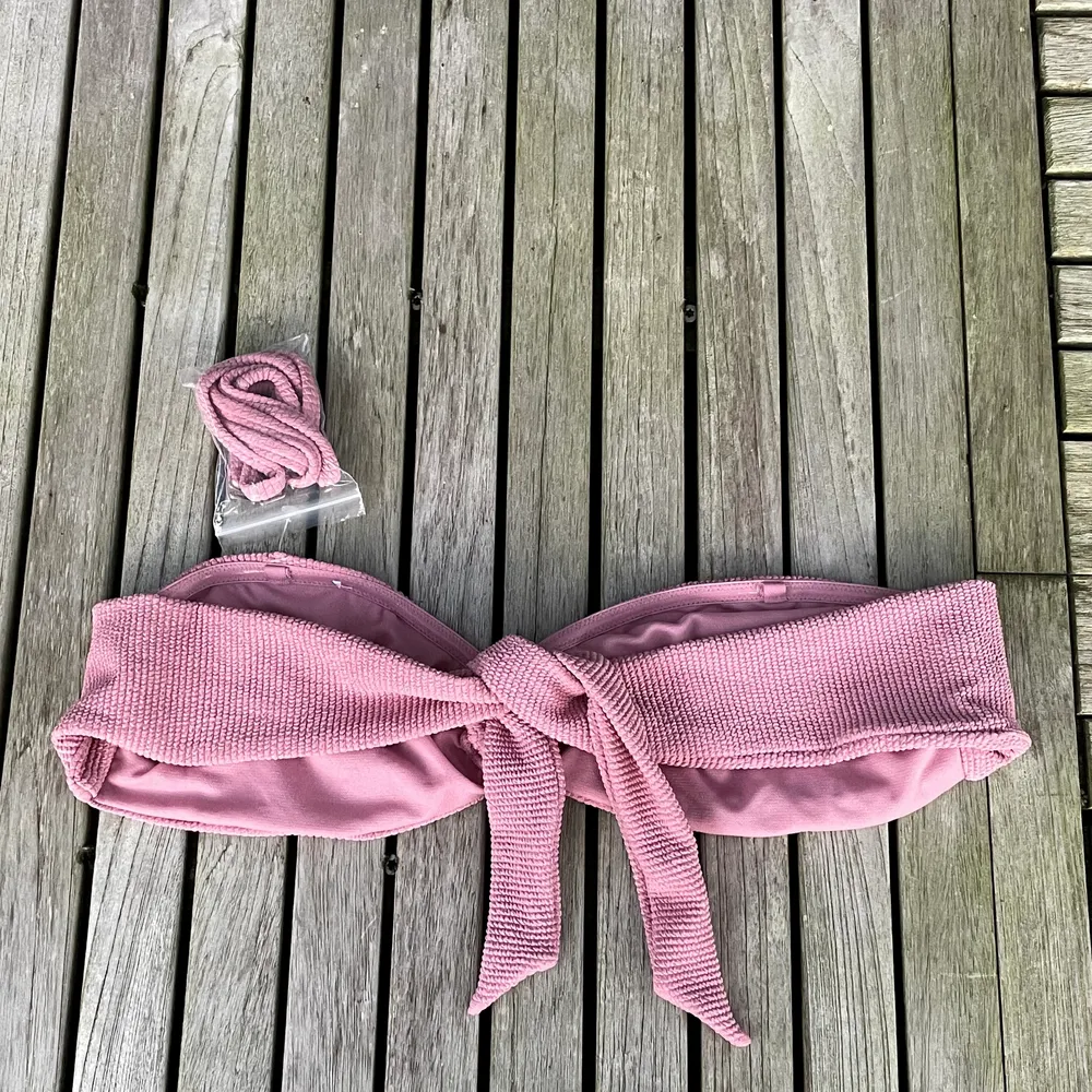 Säljer en fin rosa bikini från BikBok i storlek L. Man kan ha den som en offshoulder bikini, men det finns även axelband som man kan fästa. Aldrig använd. Utgångspris 70kr, frakt ingår ej.. Övrigt.