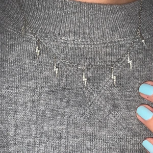 Halsband med blixtar - Hej! Säljer nu ett halsband med små söta blixtar på med små stenar i sig. Den är från zend details och är i sterling silver och är rostfri. Säljer den då den inte används längre. Den är justerbar i nacken så man kan välja längden på hur den ska sitta. Hör av dig om du är intresserad! 💕😁 fri frakt! 
