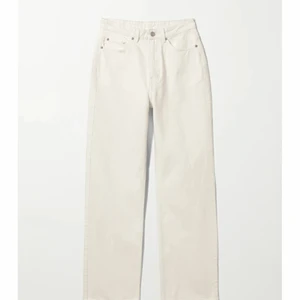 WEEKDAY ROWE JEANS - Säljer mina så fin vita Row resans från WEEKDAY.                Endast använt ett fåtal gången så passformen är helt som ny. De har tyvärr lite små fläckar.                                   Originalpris: 500 kr.                                                                Köparen står för frakten 🌼