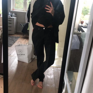 Svarta jeans - Tajta svarta jeans från Filippa K! Storlek W:27/L:32. Nyskick! Nypris: 1000kr.