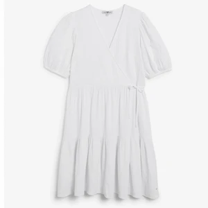 Vit söt klänning - Använd en gång så nästan som ny! Perfekt till hösten med en skinnjacka! Köpt för 500kr! Passar mer som en S/M! Skriv för fler bilder🤍🤍 