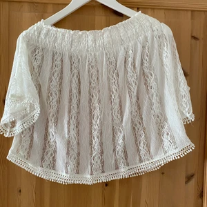 Vit spetströja, strl s/m - Säljer denna vita spets övertröja. Perfekt att ha över nått linne på sommaren! 