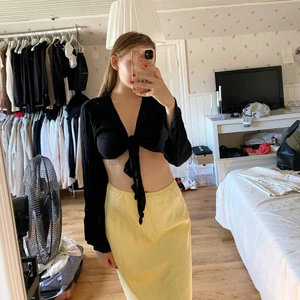 Satinkjol - Säljer min sååååå fina satinkjol från ginatricot i storlek 36 💓 som ny därav priset! 