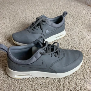 Nike grå  - Nike skor i storlek 38,5. Sparsamt använda 