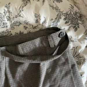 kjol - jättesöt kjol nu till hösten för den passar perfekt med svarta tajts. säljer pga att den är tyvärr för liten för mig. har en liten röd fläck på insidan som man kan se på sista bilden men det syns såklart inte när man har kjolen på sig😊💟