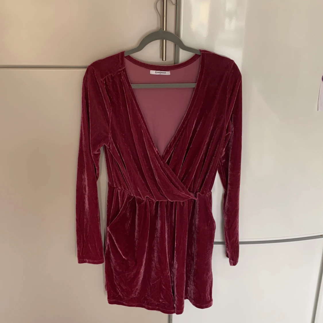 Playsuit i vinröd sammet, stl M
