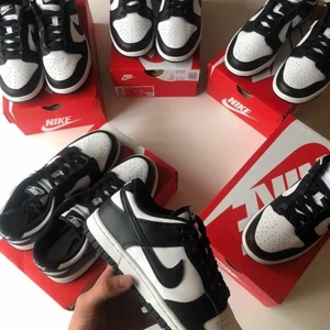 Nike dunk low black/white  - Dunk low black white (panda), storlekar som finns är 37,5 och 38, helt nya, pris 2300kr per par