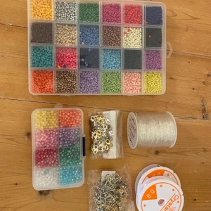 Pärlor - Litet kit med många olika slags pärlor,tråd och tillbehör 