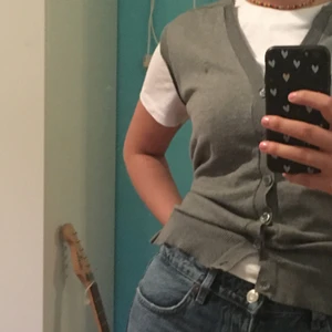 Väst med knappar - Cool finatickad väst med knappar! Lätt att styla och skulle säga att den passar s-m. Köpt second hand men den har aldrig kommit till användning av mig!💕⚡️