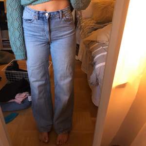 Jeans från monki i modellen Yoko! Fint skick och liksom äkta jeans material