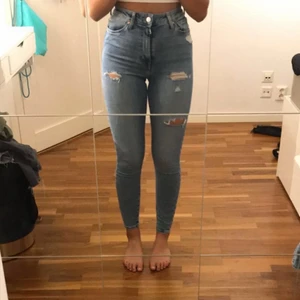 Tajta Jeans - Tajta jeans med slitningar från Bik bok, använda ett fåtal gånger och dem är både för korta och inte alls min stil längre. Dock är dem jättemjuka och sköna. Min syster på bilderna. 