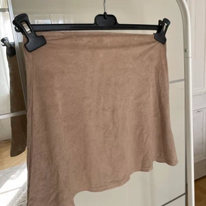 Beige kort kjol - medelhög midja, kort, mjukt material, knappt använd, bra skick