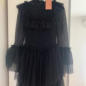 Sandra Mansour x HM klänning som köptes i höstas för halloween, endast testad. Lite för cool för mig så den kommer inte till användning. Nypris 599kr