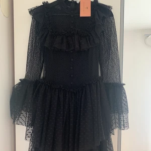 Sandra Mansour x HM klänning - Sandra Mansour x HM klänning som köptes i höstas för halloween, endast testad. Lite för cool för mig så den kommer inte till användning. Nypris 599kr