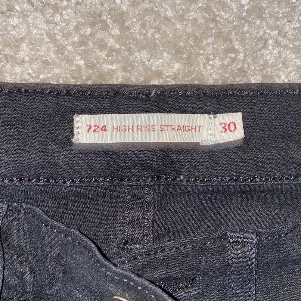 Svarta straight levis jenas med slits, storlek 30 jag kan mötas upp i Eskilstuna annars står köparen för frakten❤️🌟. Jeans & Byxor.