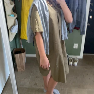 Strl 38 ARKET klänning - Skönaste klänningen!! Aldrig tvättad, nytt skick andvänd någon gång! Material:Bomull. Fickor på sidorna och vita knappar! Tyvärr för stor;( Säljs för 200kr! Nypris ca 600-700kr! Ni betalar frakten. Fler bilder? Kontakta mig;)