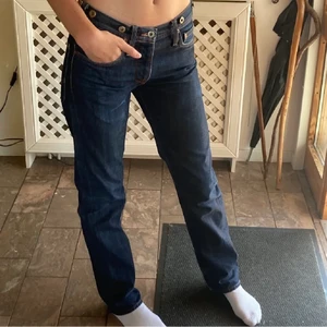 Lågmidjade jeans - Lånade bilder! Köpta här på plick men tyvärr för små för mig. Jeans i y2k stil från Lee. Väldigt bra skick å satt ändå perfekt i längden på mig som är 170. Kan mötas upp i Stockholm eller så står köparen för spårbar frakt☺️