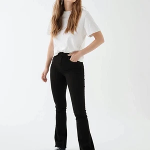 Svarta bootcut - Säljer dessa svarta byxor från Gina Tricot, jeansmodell Natasha bootcut jeans. Använda endast 1 gång. Säljer bara då byxbenen är för långa för mig🌺
