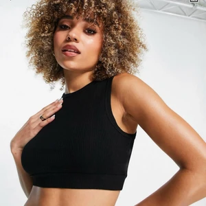 Svart topp - Jättefin topp från NAKD men köpt på Asos, tyvärr för stor för mig och returtiden hann gå ut. Alla lappar kvar! Nypris 170kr