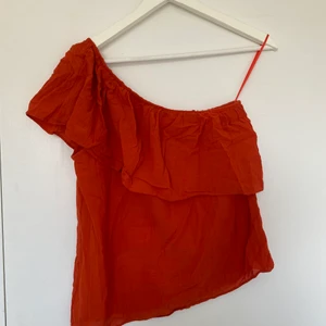One shoulder topp - Världens finaste topp! Röd one shoulder topp med volang. Passar till det mesta. Från hm! 
