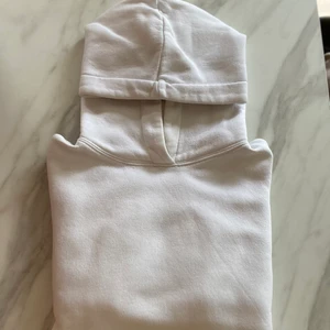 Vit hoodie - Från zara. Croppad modell så går strax ner till midjan