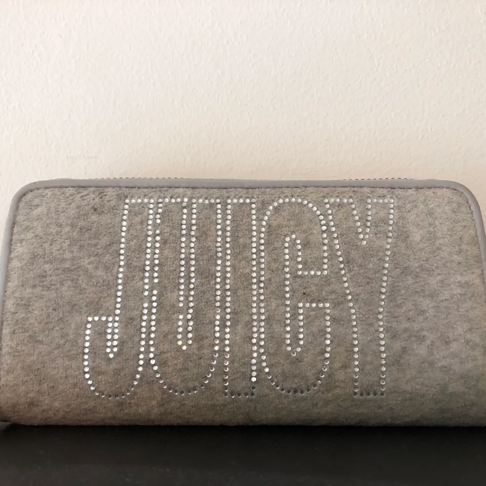Stor och rymlig plånbok från Juicy Couture. Superfin kvalité.. Accessoarer.