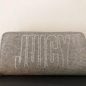 Stor och rymlig plånbok från Juicy Couture. Superfin kvalité.