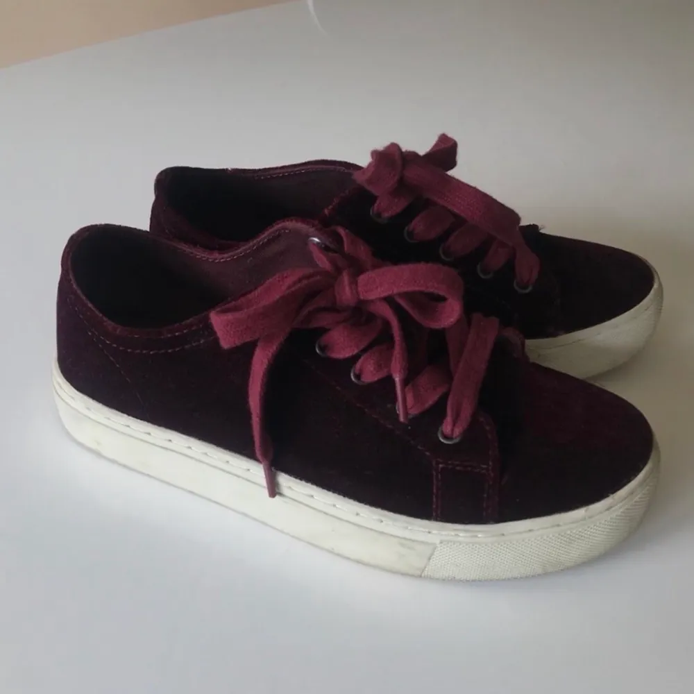 Vinröda sammets sneakers från Zara. Använda 1 gång pga att dom är för små💕 Strl: 36 Nypris: ca 500 kr. Skor.