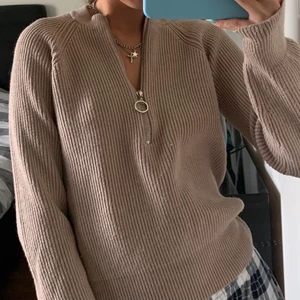 Stickad tröja med dragkedja  - Slutsåld tröja från NA-KD i en jättefin beige färg. Passar till allt och är jätte fin till hösten!!