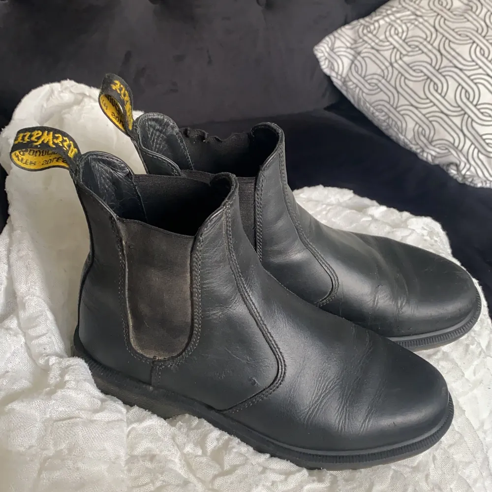 Dr. Martens (Laura Black). Svarta Chelsea-boots i läder med elastiska sidor. Luftfjädrande gummisulor. Goodyear-welted produkt. Bra grepp och halkmotstånd. Köptes förra hösten för 1900 kr. Storlek 41. Använda men i gott skick (se bilder).. Skor.