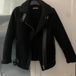 Jacka  - Säljer min jacka från Gina Tricot pågrund av att den är för liten för mig🥰 Använd 1-2 gånger och är i mycket bra skick! 