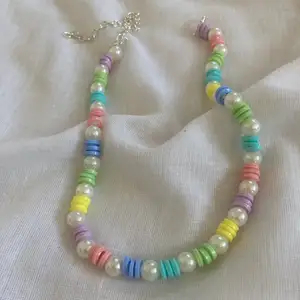 pärlat halsband med både färgglada pärlor och vita vaxade ⭐️ jätte fint !  egengjort såklart! (tar en stund att göra)