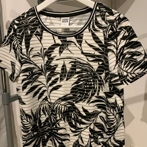 Tröja från Vero Moda i storlek M - Svart och vit med mönster, i bra skick och funkar som S/M