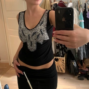 Tröja  - Snygg tröja med paljetter på! Nästan oanvänd och i bra skick.