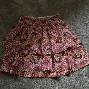 Säljer en superfin kjol ifrån Gina tricot med volanger och resår vid midjan. Köpt för cirka 250kr och därav 150 plus frakt