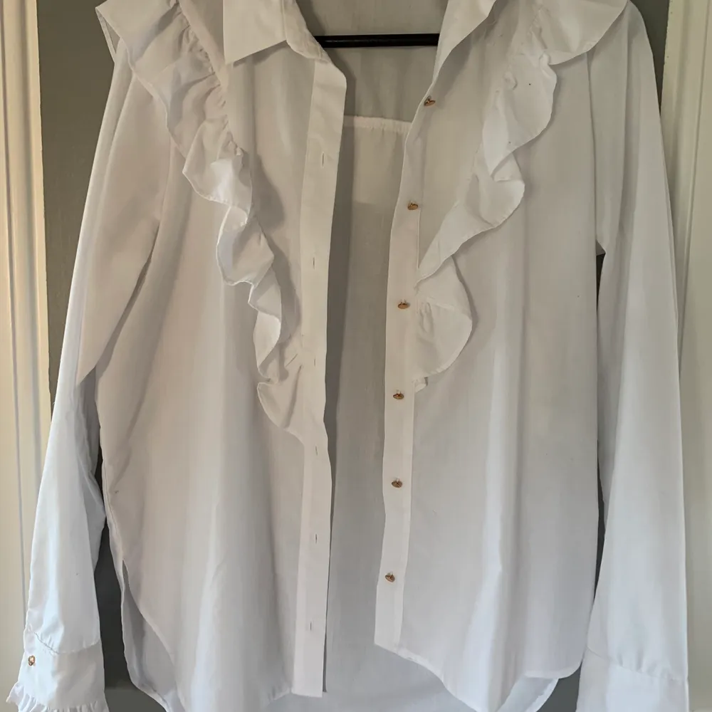 Säljer min ascoola River Island-skjorta för att den inte kommer till användning längre :( knapparna är roseguld och den är i storlek 10 vilket jag tror motsvarar 38 ❤️. Skjortor.