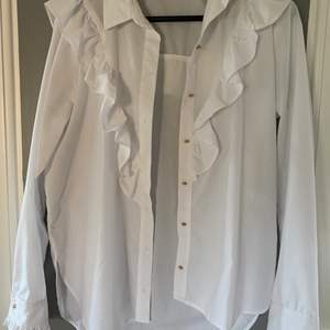 Säljer min ascoola River Island-skjorta för att den inte kommer till användning längre :( knapparna är roseguld och den är i storlek 10 vilket jag tror motsvarar 38 ❤️
