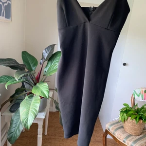 Fodralklänning - Fodralklänning från Bikbok i storlek S, använd en gång för några år sedan! Ena axelbandet är lite löst (se bild 2) men det går att fixa lätt ❤️