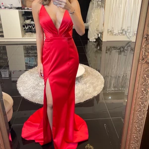 Balklänning  - Säljer min balklänning som bara har använts 1 gång. Har fixat klänningen hos en sömmerska där tyget vid bysten har höjts upp se bild 3 samt att släpet har tagits bort se bild 2💕är 170cm lång ,  ordinarie pris 5000kr.     Kan skicka fler bilder på klänningen om man vill ha💕