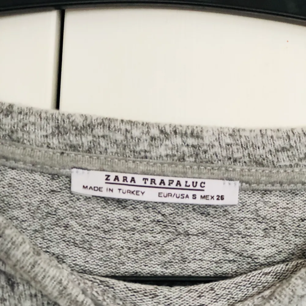 Väldigt fin tröja från Zara i storlek S/M den är använd runt tre gånger, väldigt bra skick! . Blusar.
