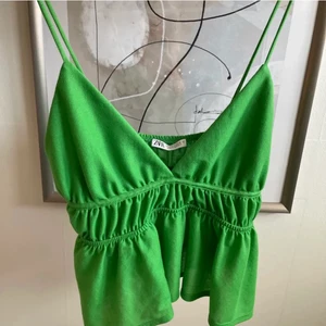 Linne från zara - Säljer detta super fina gröna linne från zara, lånade bilder💕💕